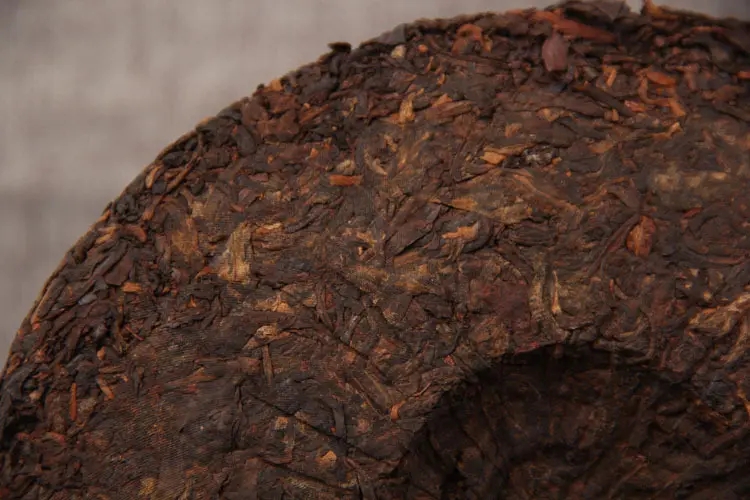 如何判斷普洱茶是否發(fā)霉？發(fā)霉的普洱茶應(yīng)該怎么處理？